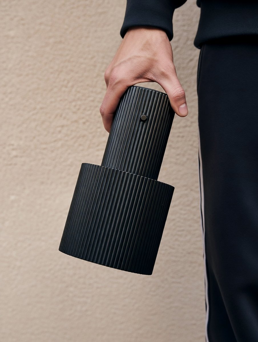 Iluma 22cm Noir portable De Herstal - Que ce soit pour profiter de matins paisibles pr&egrave;s de la fen&ecirc;tre ou d'un d&icirc;ner sur le balcon, elle est toujours &agrave; port&eacute;e de main et cr&eacute;e l'ambiance parfaite.