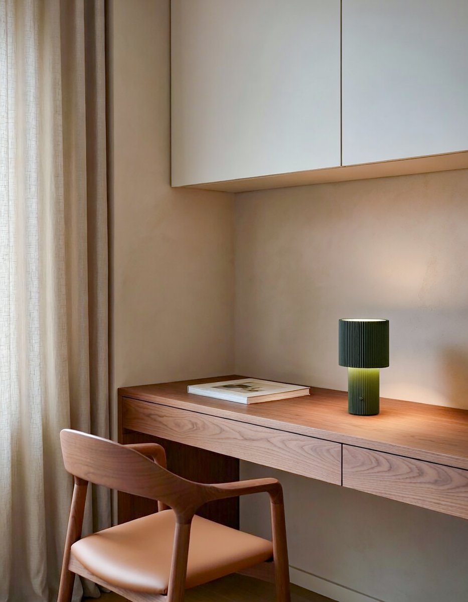 Iluma 22cm Vert olive portable De Herstal - Que ce soit pour profiter de matins paisibles pr&egrave;s de la fen&ecirc;tre ou d'un d&icirc;ner sur le balcon, elle est toujours &agrave; port&eacute;e de main et cr&eacute;e l'ambiance parfaite.