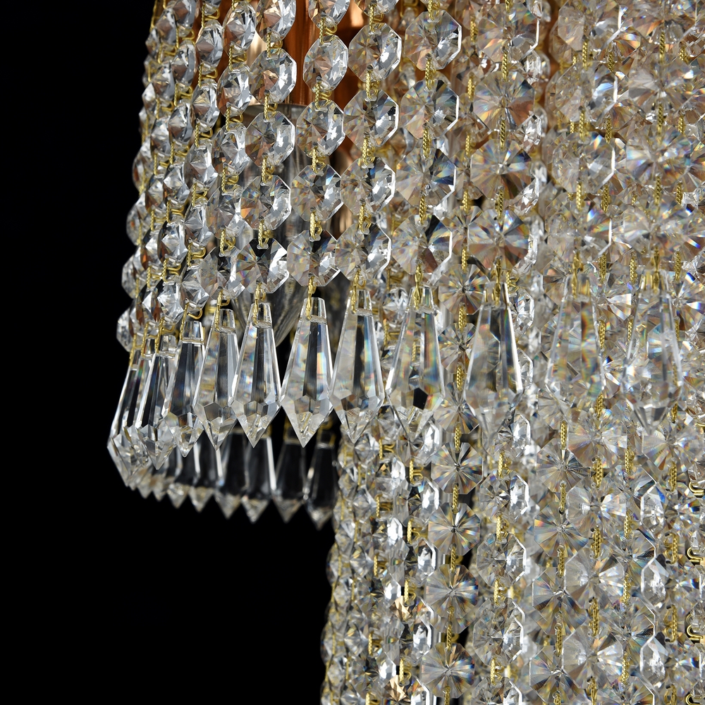 Cascade Ø42 Or cristal De Maytoni - Les prismes d&eacute;coratifs sont suspendus sur plusieurs niveaux et renferment les sources lumineuses, cr&eacute;ant un jeu de lumi&egrave;re rayonnant et une atmosph&egrave;re exclusive.