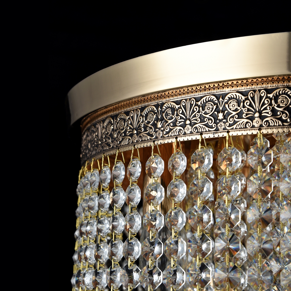 Cascade Ø42 Or cristal De Maytoni - Les prismes d&eacute;coratifs sont suspendus sur plusieurs niveaux et renferment les sources lumineuses, cr&eacute;ant un jeu de lumi&egrave;re rayonnant et une atmosph&egrave;re exclusive.