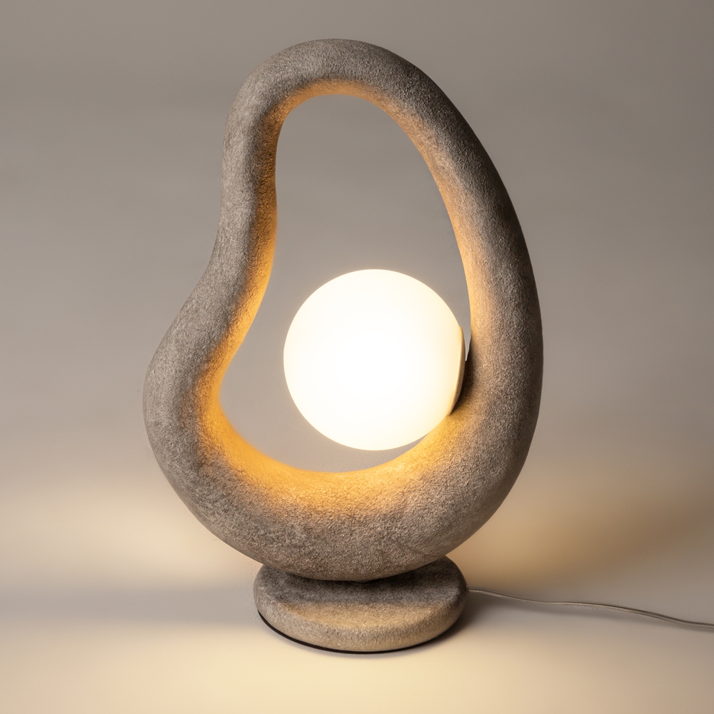 Opus 38cm Gris lampe de table De Maytoni - Gr&acirc;ce &agrave; sa forme unique, cette lampe est non seulement une source de lumi&egrave;re, mais aussi un &eacute;l&eacute;ment d&eacute;coratif qui apporte caract&egrave;re et style &agrave; votre int&eacute;rieur.