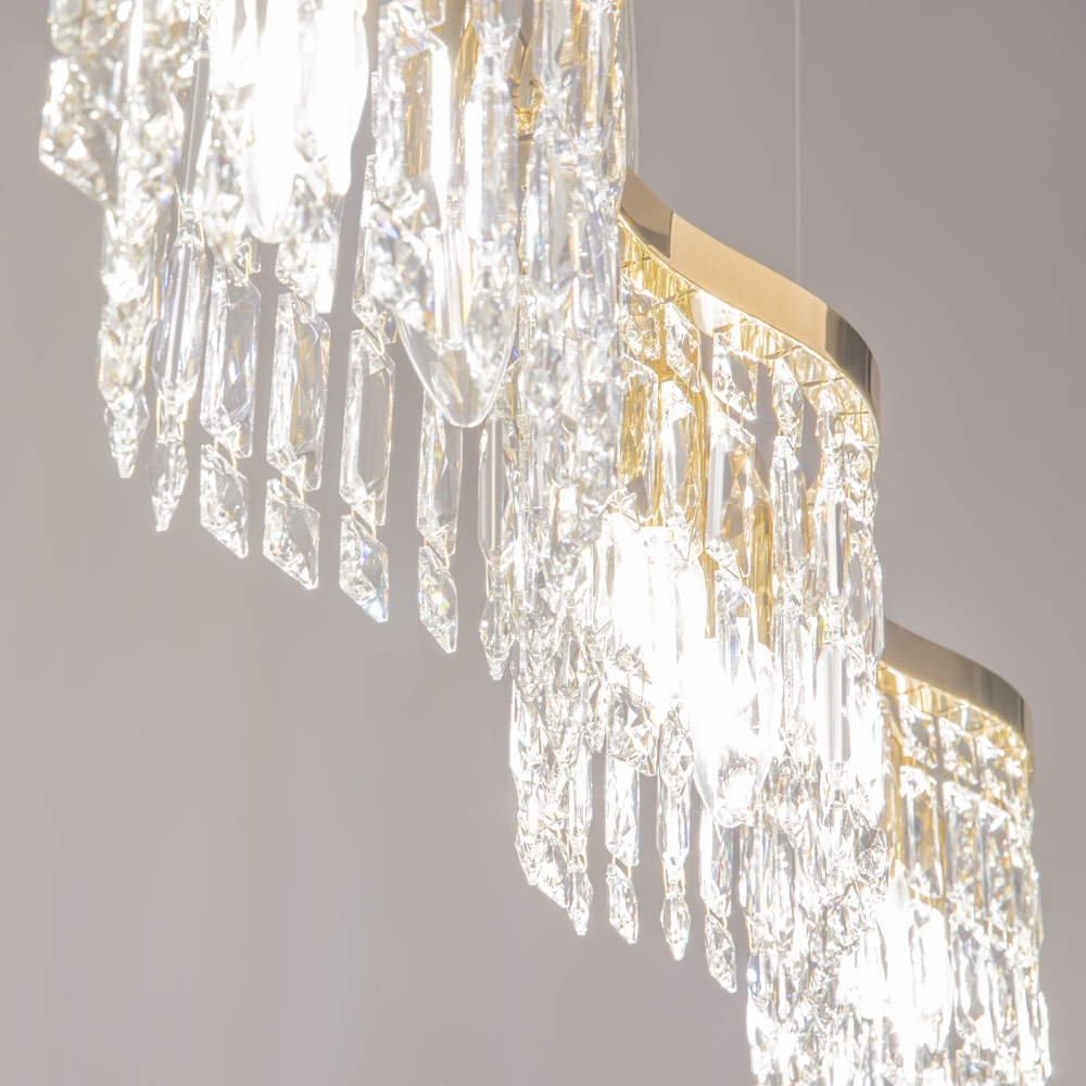 Dune 93cm Or cristal De Maytoni - Les prismes &eacute;tincelants capturent la lumi&egrave;re et cr&eacute;ent une atmosph&egrave;re luxueuse dans la pi&egrave;ce.