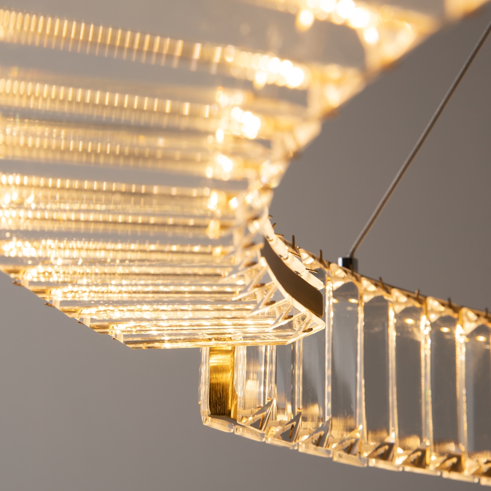 Krone Ø80 Laiton suspension De Maytoni - La technologie LED int&eacute;gr&eacute;e de 45 W d&eacute;livre un flux lumineux de 2925 lumens dans une temp&eacute;rature de couleur blanc chaud (3000 K).
