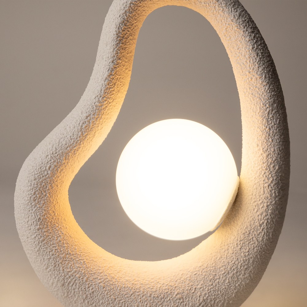 Opus 38cm Blanc lampe de table De Maytoni - Son abat-jour en verre blanc diffuse une lumi&egrave;re douce et agr&eacute;able qui cr&eacute;e une atmosph&egrave;re harmonieuse.