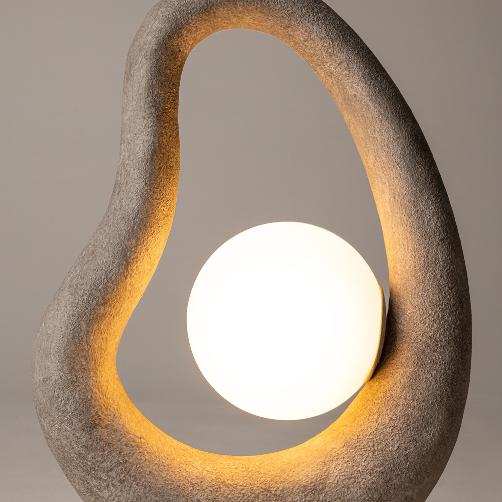 Opus 38cm Gris lampe de table De Maytoni - Gr&acirc;ce &agrave; sa forme unique, cette lampe est non seulement une source de lumi&egrave;re, mais aussi un &eacute;l&eacute;ment d&eacute;coratif qui apporte caract&egrave;re et style &agrave; votre int&eacute;rieur.