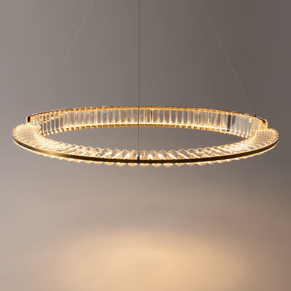 Krone Ø80 Laiton suspension De Maytoni - La technologie LED int&eacute;gr&eacute;e de 45 W d&eacute;livre un flux lumineux de 2925 lumens dans une temp&eacute;rature de couleur blanc chaud (3000 K).