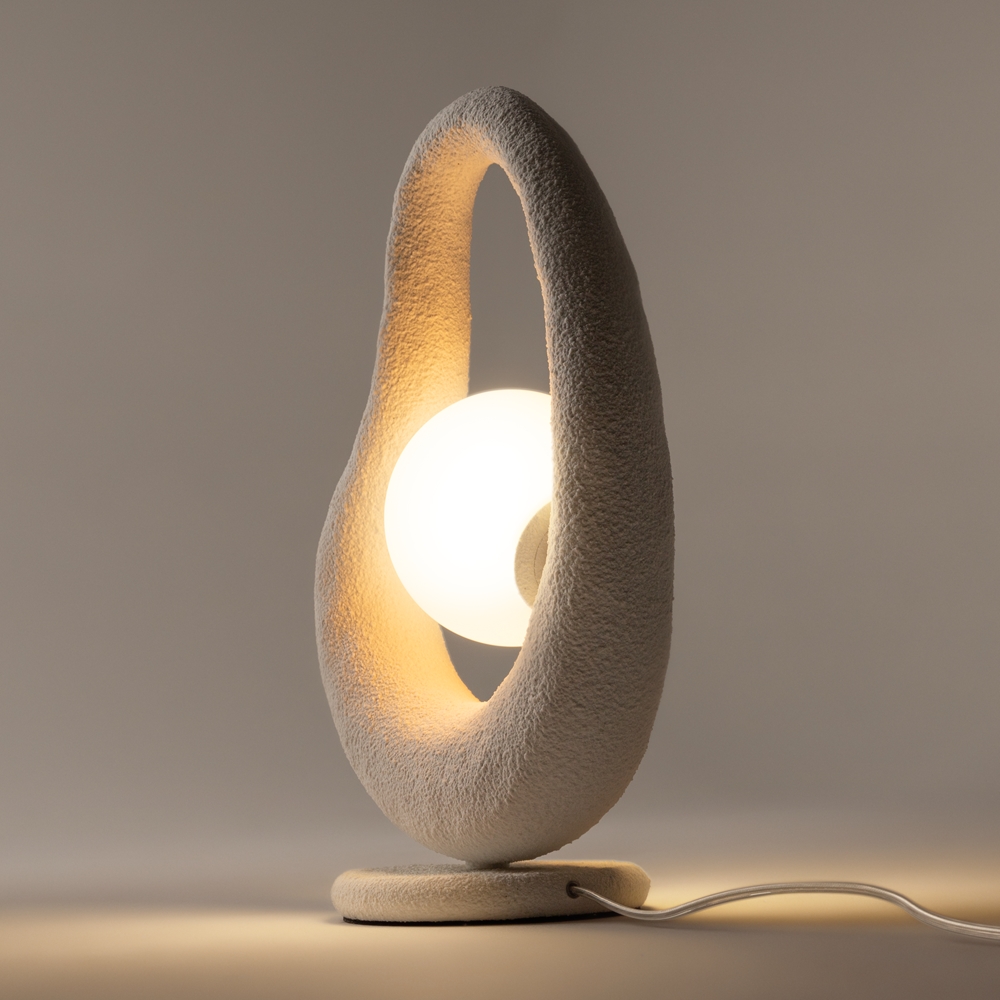 Opus 38cm Blanc lampe de table De Maytoni - Son abat-jour en verre blanc diffuse une lumi&egrave;re douce et agr&eacute;able qui cr&eacute;e une atmosph&egrave;re harmonieuse.