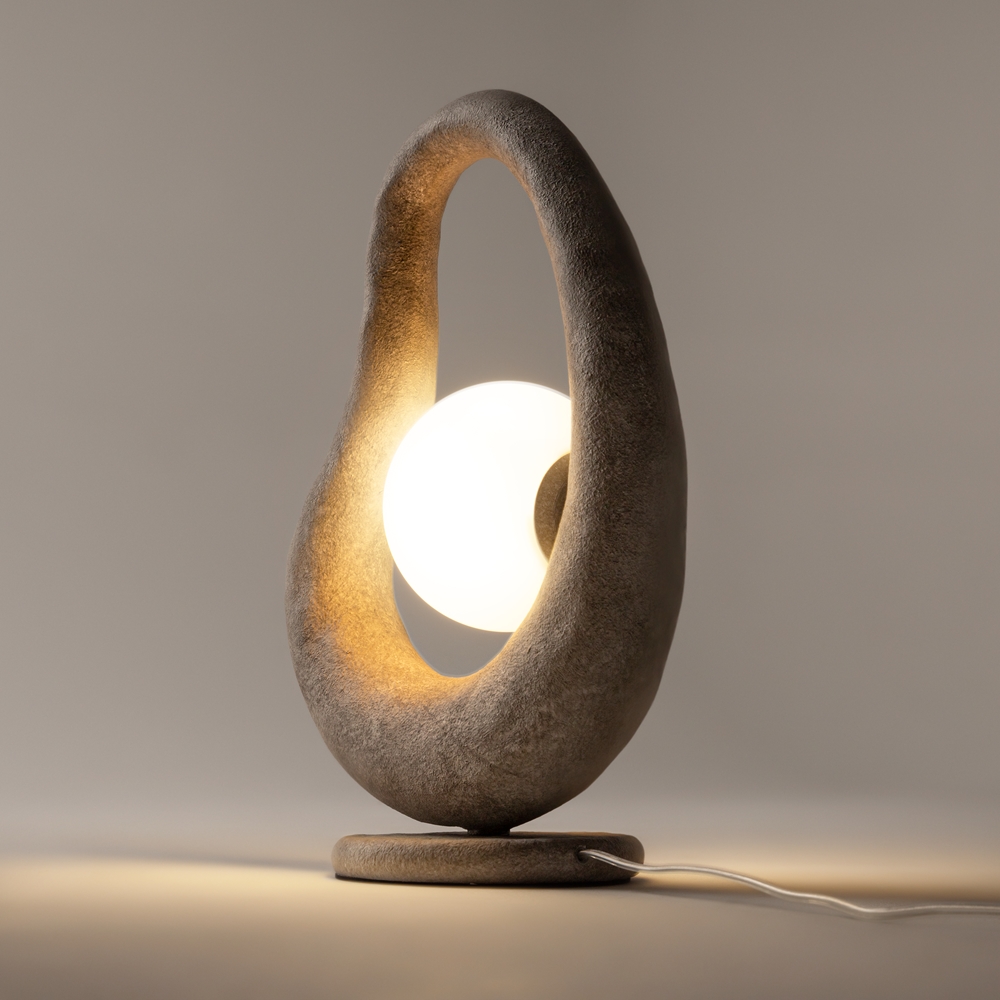 Opus 38cm Gris lampe de table De Maytoni - Gr&acirc;ce &agrave; sa forme unique, cette lampe est non seulement une source de lumi&egrave;re, mais aussi un &eacute;l&eacute;ment d&eacute;coratif qui apporte caract&egrave;re et style &agrave; votre int&eacute;rieur.