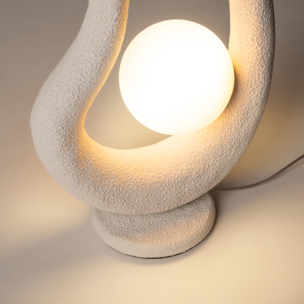 Opus 38cm Blanc lampe de table De Maytoni - Son abat-jour en verre blanc diffuse une lumi&egrave;re douce et agr&eacute;able qui cr&eacute;e une atmosph&egrave;re harmonieuse.