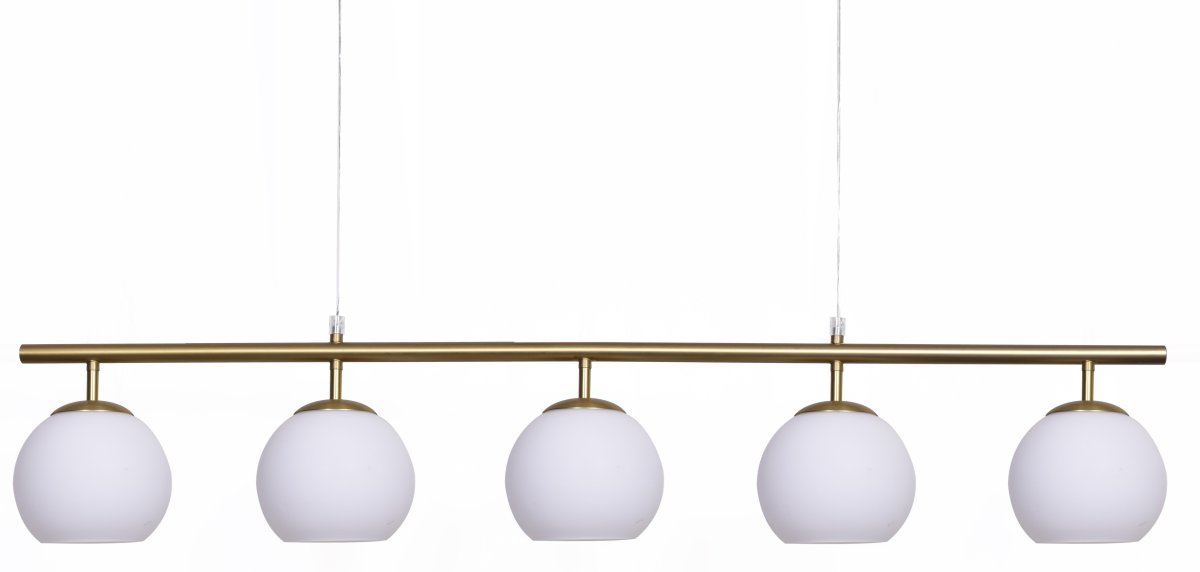 Globi 5 120cm Laiton brossé/blanc suspension De Nordic Lighting - Sa suspension en laiton bross&eacute; lui conf&egrave;re une touche sophistiqu&eacute;e et graphique, tandis que ses cinq coupoles rondes en verre opale diffusent une lumi&egrave;re agr&eacute;able et homog&egrave;ne dans toute la pi&egrave;ce.