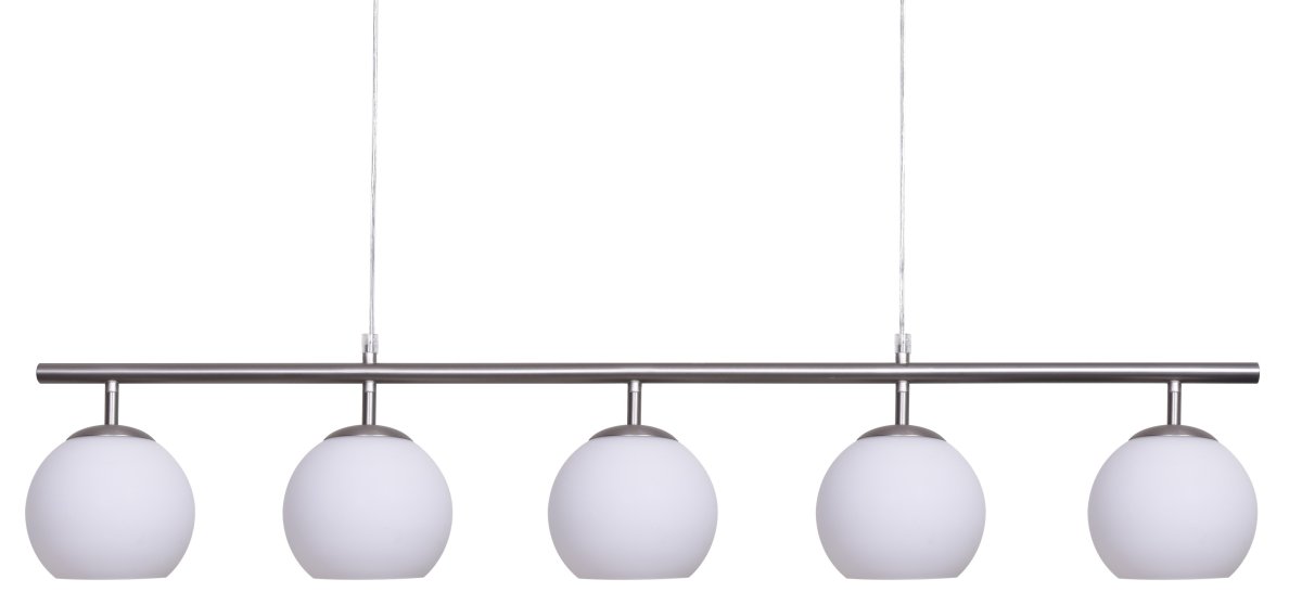 Globi 5 120cm Nickel/blanc suspension De Nordic Lighting - Sa structure en m&eacute;tal finition nickel mat lui conf&egrave;re une touche graphique et raffin&eacute;e, tandis que ses cinq coupoles rondes en verre opale diffusent une lumi&egrave;re douce et homog&egrave;ne dans toute la pi&egrave;ce.