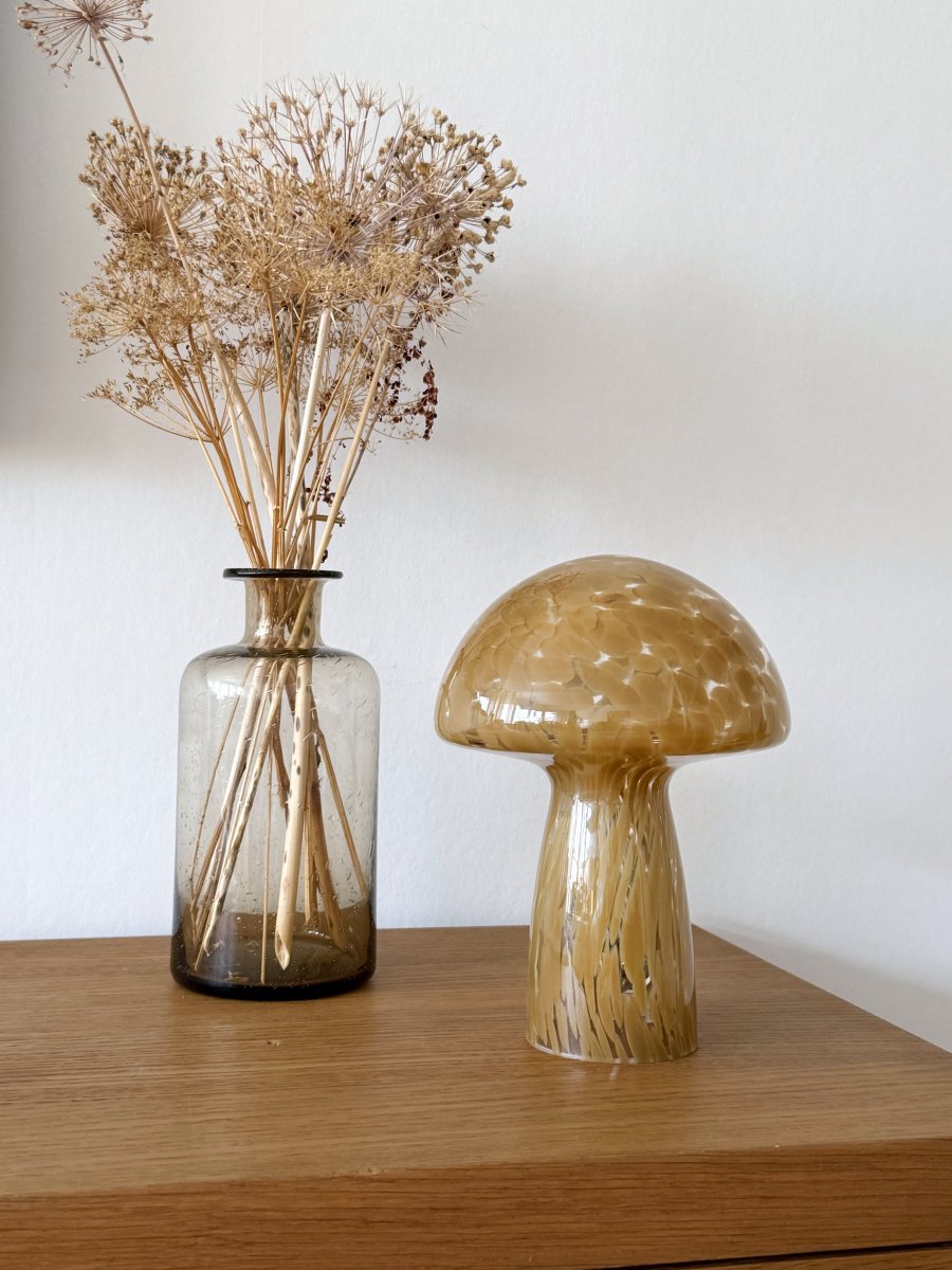 Mushi 30cm Beige lampe de table De Aneta Lighting - La lampe champignon tendance Mushi diffuse une lumière douce et contribue à une atmosphère chaleureuse et confortable dans votre intérieur.