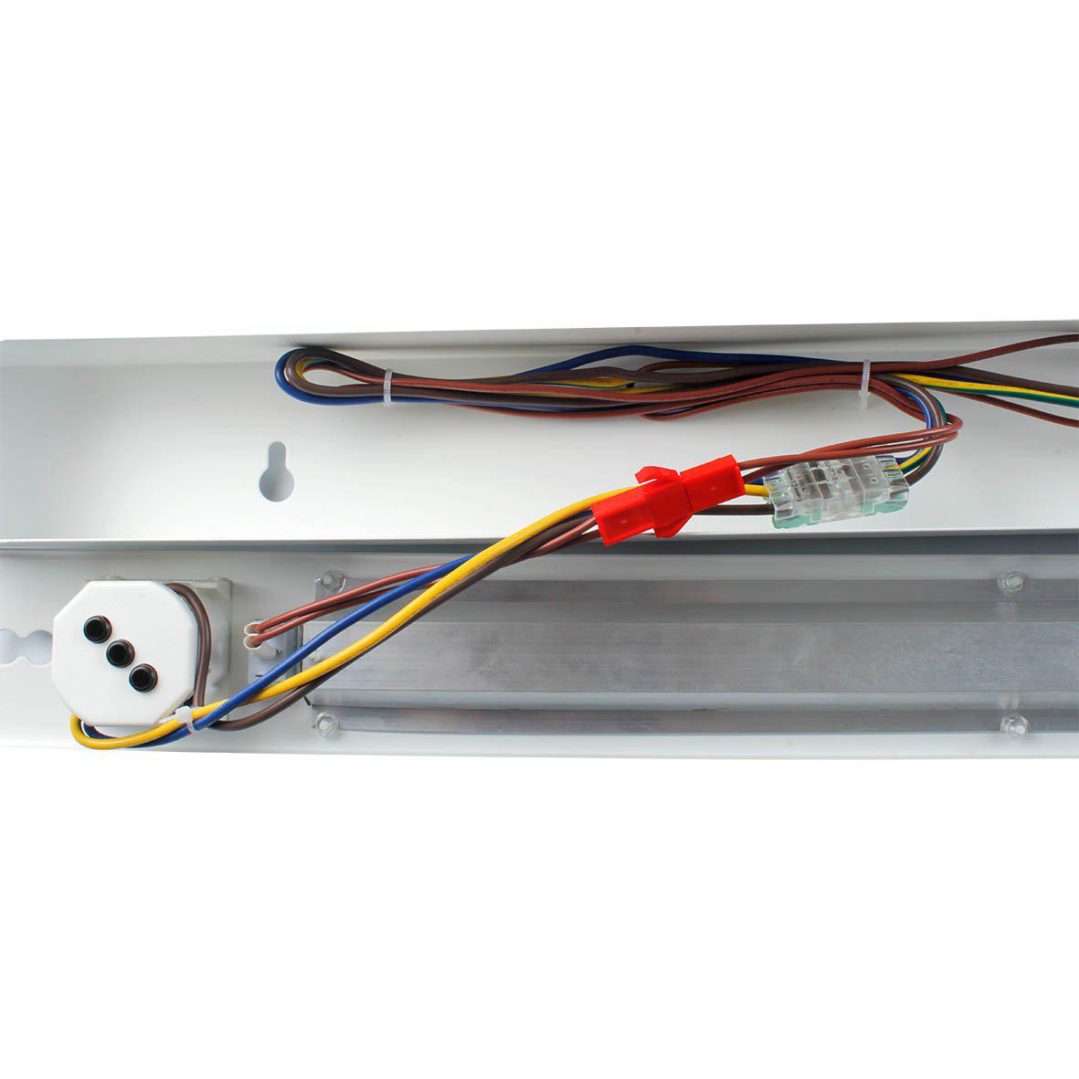 Bänky m. uttag 118cm Blanc De Designlight - Le mod&egrave;le de 580 mm de long, d'une puissance de 10 W et d'un flux lumineux de 2&nbsp;000 lumens, offre une lumi&egrave;re vive et uniforme, parfaite pour &eacute;clairer toute la surface de travail.