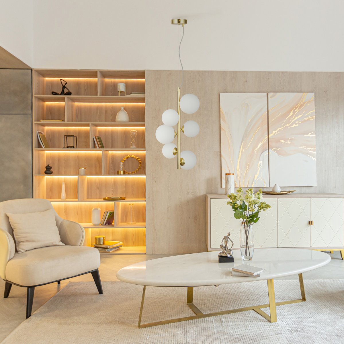 Dallas Ø30 Or suspension De Maytoni - Son cadre métallique sophistiqué, associé à ses sphères en verre opale blanc, en fait un véritable accroche-regard et s'intègre parfaitement aux petits espaces comme les salons ou les salles à manger.