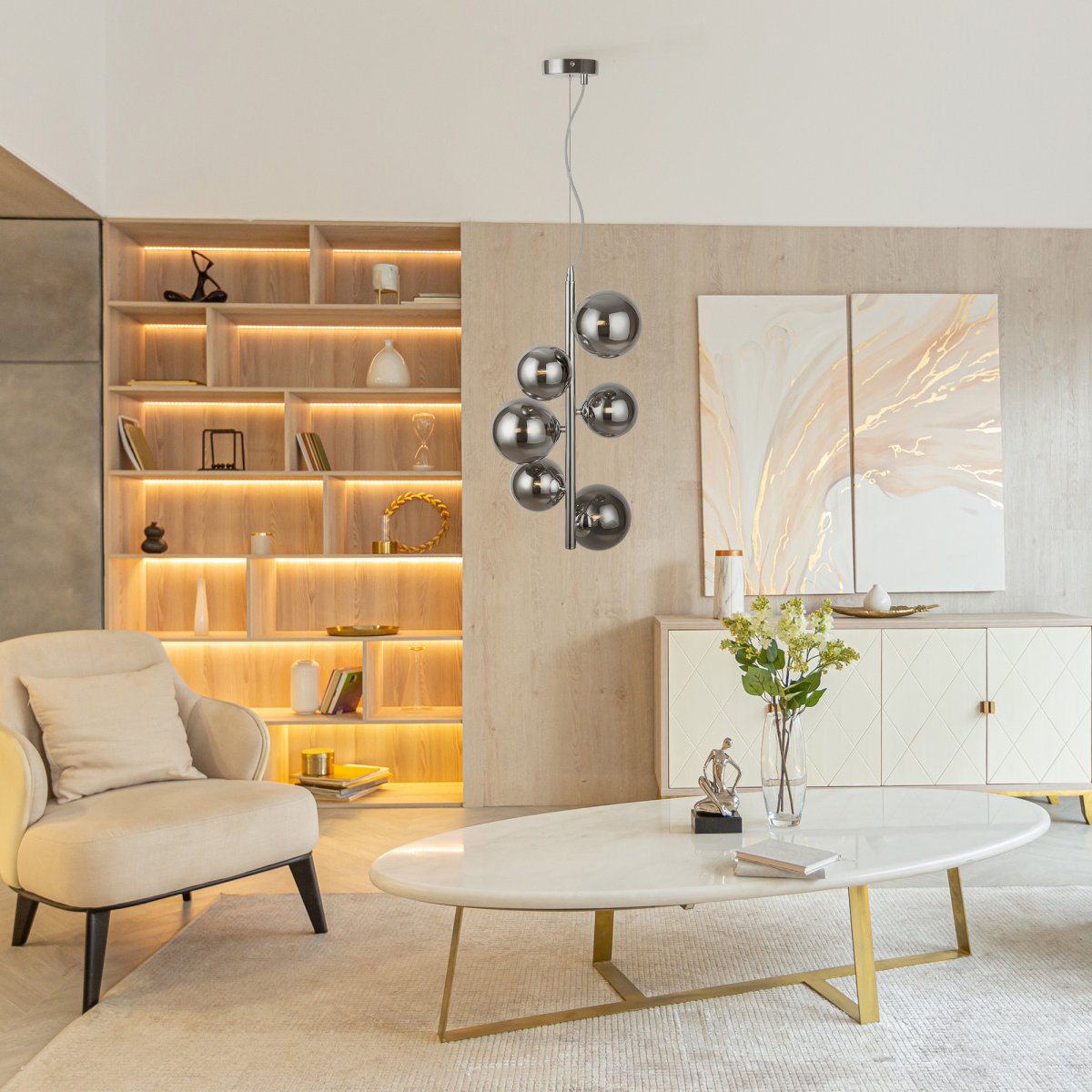 Dallas Ø30 Chrome suspension De Maytoni - Sa structure métallique sophistiquée, associée à ses globes en verre fumé, en fait un véritable accroche-regard et s'intègre parfaitement aux petits espaces comme les salons ou les salles à manger.