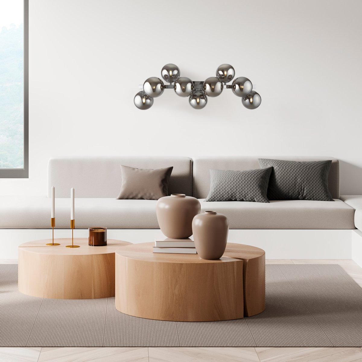 Dallas 65cm Chrome applique murale De Maytoni - Son cadre métallique sophistiqué, associé à ses globes en verre fumé, en fait un véritable accroche-regard, idéal pour les grands espaces comme les salons ou les salles à manger.