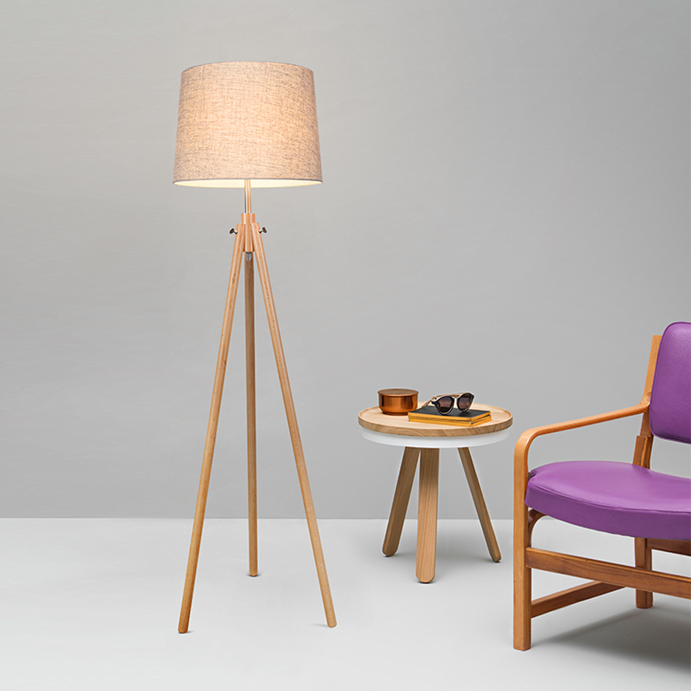 Calvin Bois lampadaire De Maytoni - Avec son support en bois clair et son abat-jour en textile doux, la lampe émet une lumière chaleureuse et accueillante qui crée une atmosphère chaleureuse.