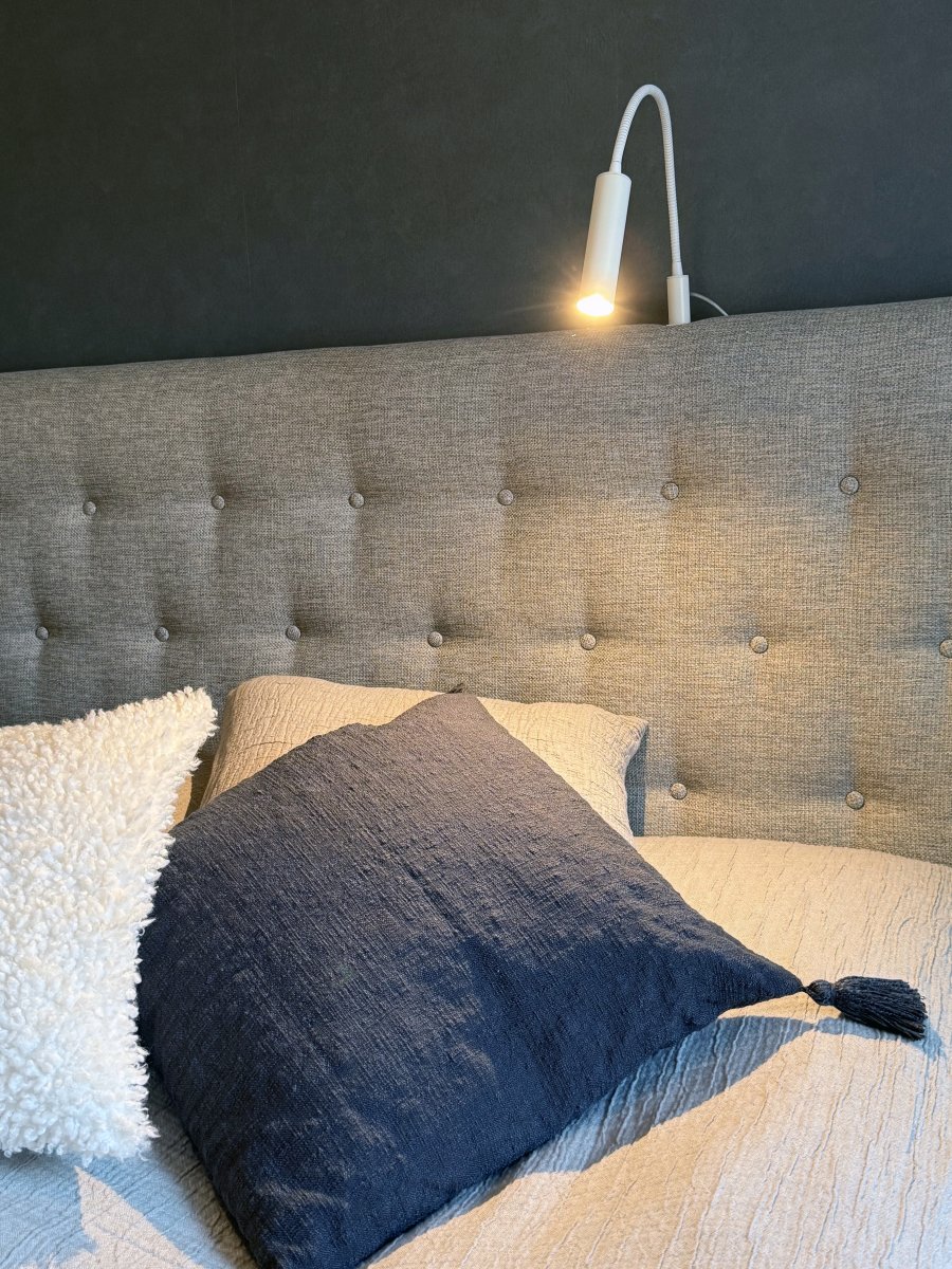 Artic Flex Blanc lampe de lecture De Aneta Lighting - La lampe de chevet en m&eacute;tal Artic est pratique et &eacute;l&eacute;gante, facile &agrave; installer en t&ecirc;te de lit.