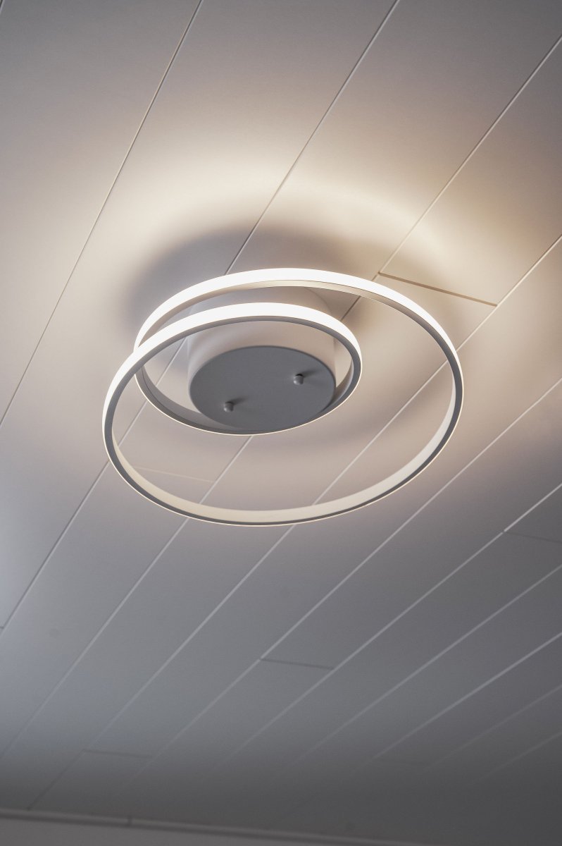 Zibella Ø40 Blanc plafonnier De Trio Lighting - Le plafonnier Zibella cr&eacute;e une atmosph&egrave;re atmosph&eacute;rique avec ses effets de lumi&egrave;re doux et son design &eacute;l&eacute;gant et compl&egrave;te parfaitement les styles de d&eacute;coration int&eacute;rieure modernes.