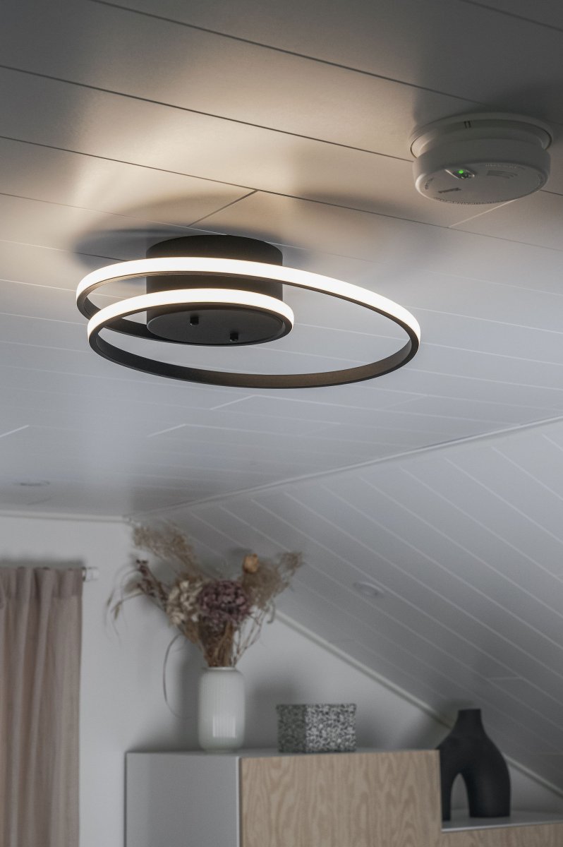 Zibella Ø40 Noir plafonnier De Trio Lighting - Le plafonnier Zibella cr&eacute;e une atmosph&egrave;re atmosph&eacute;rique avec ses effets de lumi&egrave;re doux et son design &eacute;l&eacute;gant et compl&egrave;te parfaitement les styles de d&eacute;coration int&eacute;rieure modernes.