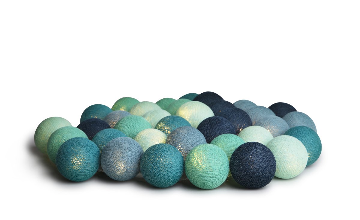 Irislights Cool Mint 35-lights Bleu De Irislights - Elle est compos&eacute;e d'un c&acirc;ble en plastique et de boules de coton et de polyester fabriqu&eacute;es &agrave; la main qui diffusent une lumi&egrave;re agr&eacute;able.