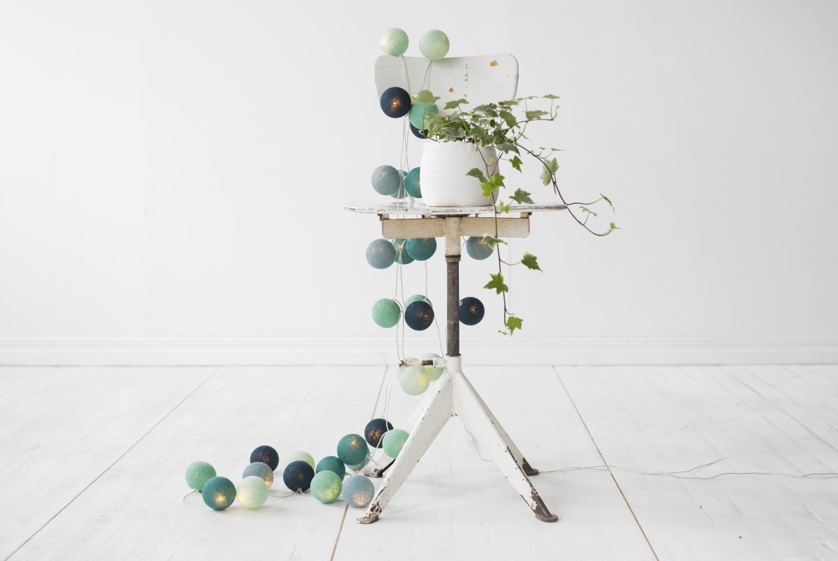 Irislights Cool Mint 20-lights Bleu De Irislights - Elle est compos&eacute;e d'un c&acirc;ble en plastique et de boules de coton et de polyester fabriqu&eacute;es &agrave; la main qui diffusent une lumi&egrave;re agr&eacute;able.