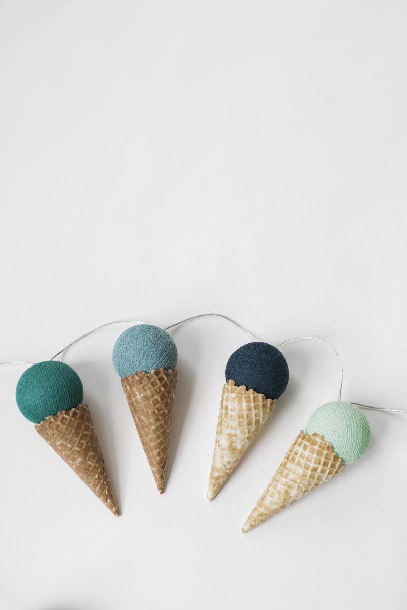 Irislights Cool Mint 20-lights Bleu De Irislights - Elle est compos&eacute;e d'un c&acirc;ble en plastique et de boules de coton et de polyester fabriqu&eacute;es &agrave; la main qui diffusent une lumi&egrave;re agr&eacute;able.