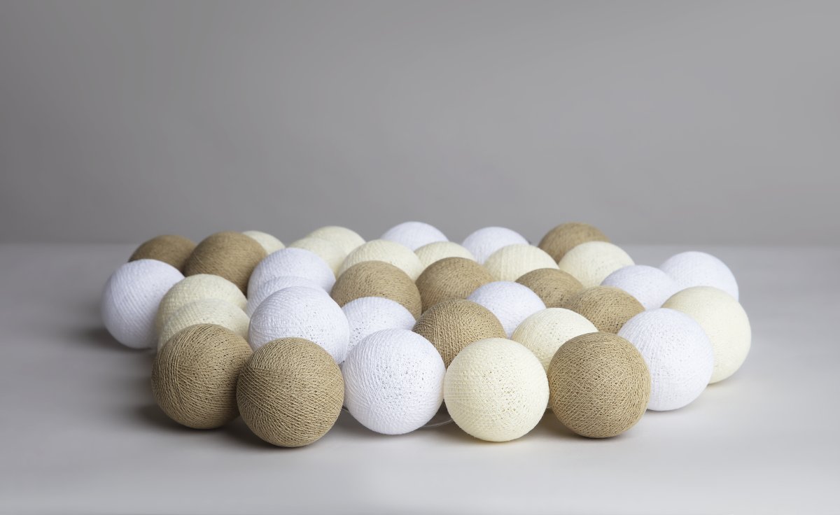 Irislights Creamy White 20-lights Beige De Irislights - Fabriqu&eacute;e en plastique, elle est compos&eacute;e de boules de coton et de polyester fabriqu&eacute;es &agrave; la main qui diffusent une lumi&egrave;re douce et agr&eacute;able lorsqu'elles sont allum&eacute;es.