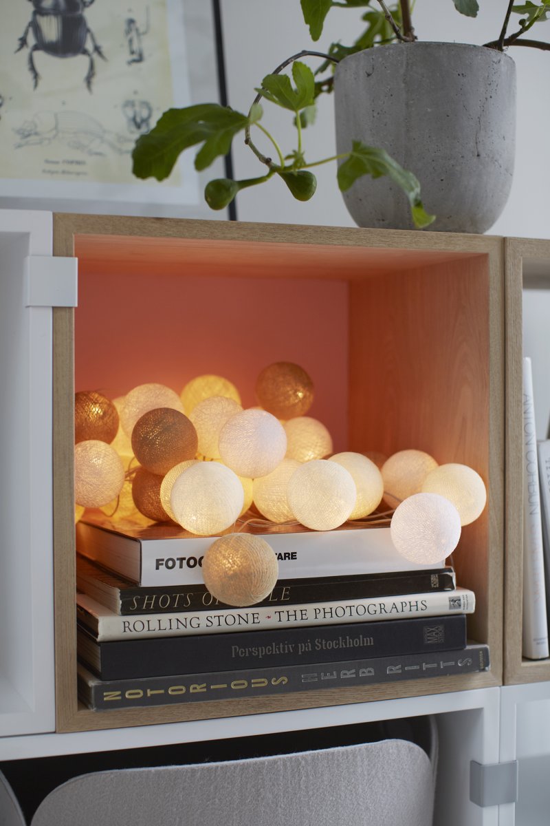 Irislights Creamy White 20-lights Beige De Irislights - Fabriqu&eacute;e en plastique, elle est compos&eacute;e de boules de coton et de polyester fabriqu&eacute;es &agrave; la main qui diffusent une lumi&egrave;re douce et agr&eacute;able lorsqu'elles sont allum&eacute;es.