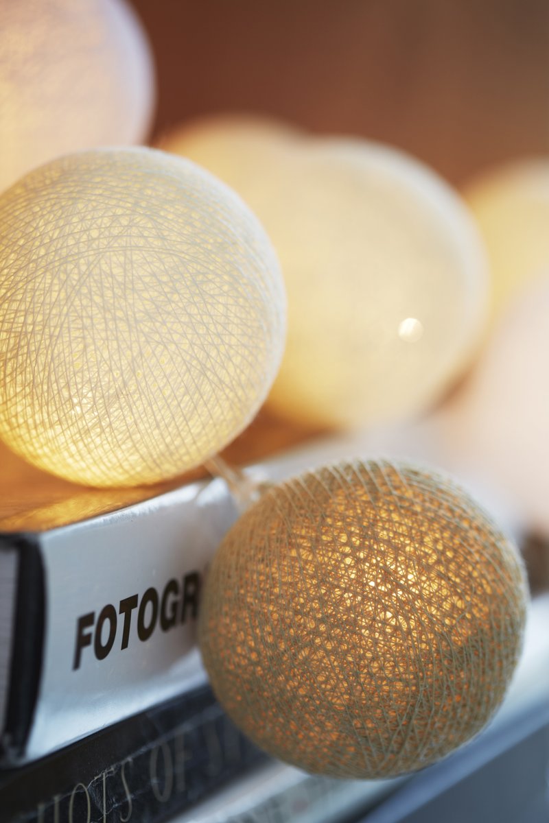 Irislights Creamy White 20-lights Beige De Irislights - Fabriqu&eacute;e en plastique, elle est compos&eacute;e de boules de coton et de polyester fabriqu&eacute;es &agrave; la main qui diffusent une lumi&egrave;re douce et agr&eacute;able lorsqu'elles sont allum&eacute;es.