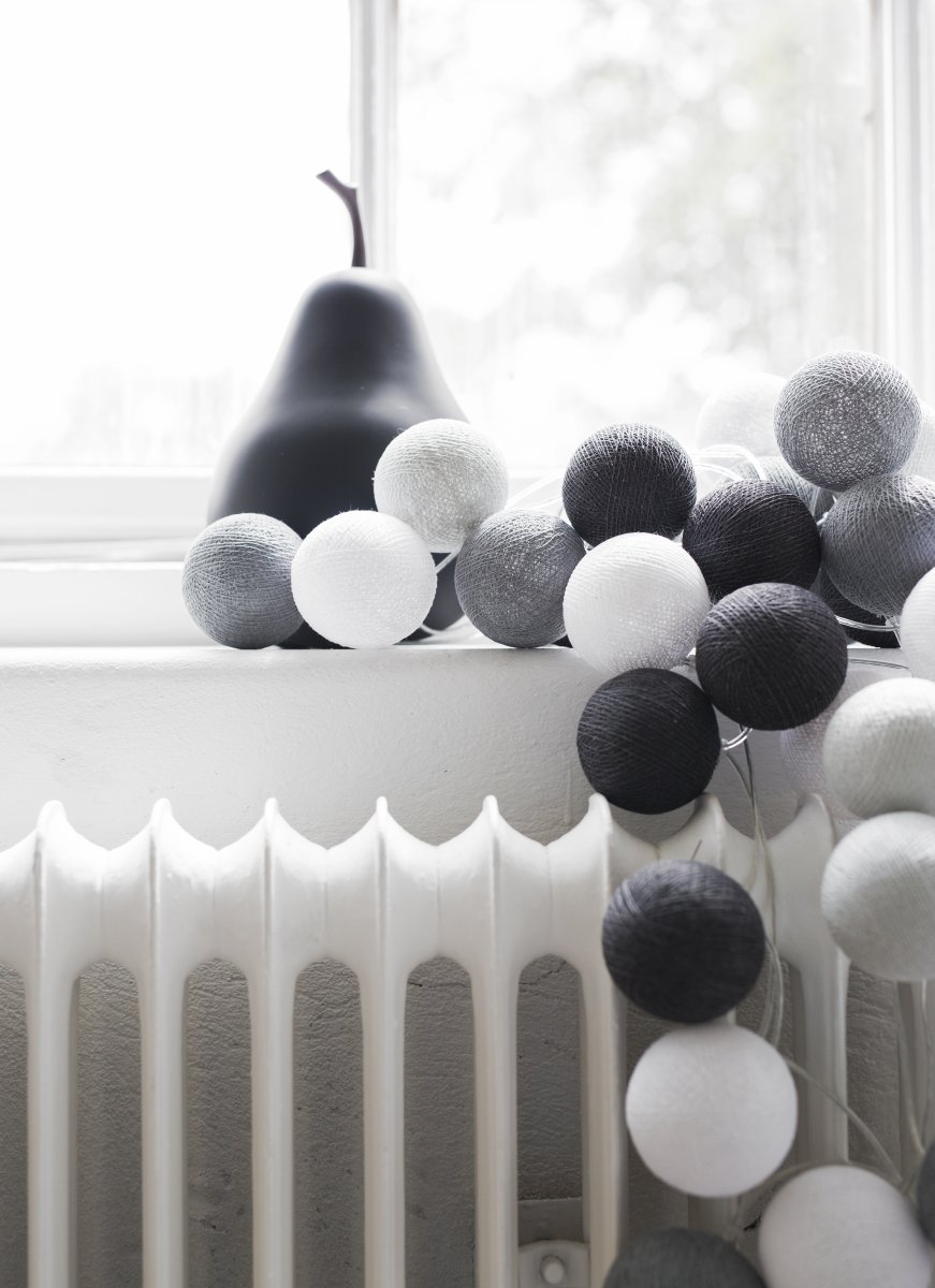 Irislights Graphic Grey 35 bollar Gris De Irislights - Elle peut &ecirc;tre plac&eacute;e de diff&eacute;rentes mani&egrave;res pour cr&eacute;er diff&eacute;rents styles&nbsp;: par exemple, devant une fen&ecirc;tre ou comme d&eacute;coration de table &agrave; la place de bougies.