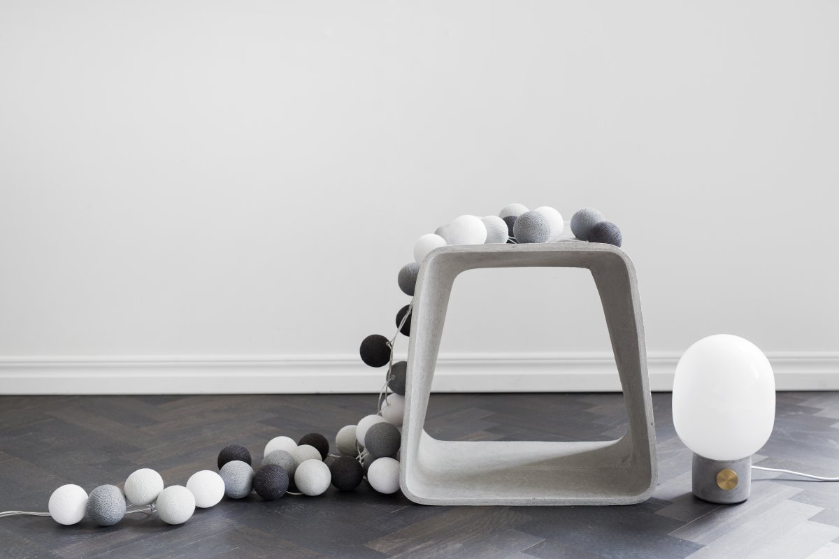 Irislights Graphic Grey 35 bollar Gris De Irislights - Elle peut &ecirc;tre plac&eacute;e de diff&eacute;rentes mani&egrave;res pour cr&eacute;er diff&eacute;rents styles&nbsp;: par exemple, devant une fen&ecirc;tre ou comme d&eacute;coration de table &agrave; la place de bougies.