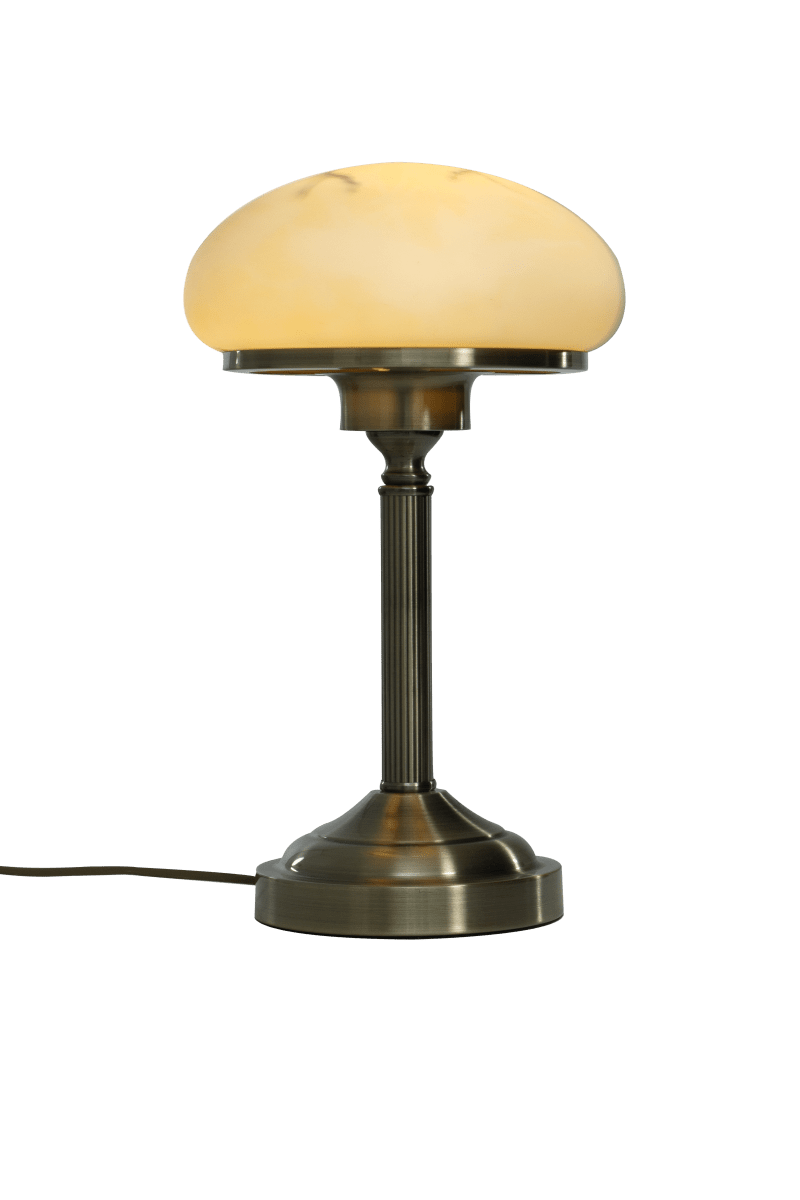 August 38cm Laiton antique lampe de table De Aneta Lighting - Dot&eacute;e d'une base en m&eacute;tal couleur antique et d'un magnifique abat-jour en verre beige marbr&eacute;, August diffuse une lumi&egrave;re douce et agr&eacute;able et s'int&egrave;gre parfaitement sur un buffet ou une fen&ecirc;tre.