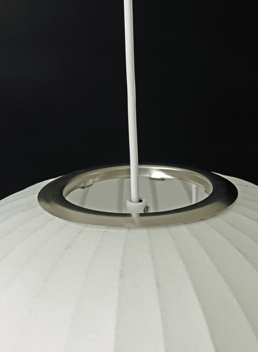 Kanoa Ø40 Blanc suspension De Aneta Lighting - Une fois allum&eacute;e, la lampe diffuse une lumi&egrave;re agr&eacute;able qui filtre &agrave; travers le tissu, contribuant &agrave; une atmosph&egrave;re chaleureuse et accueillante.