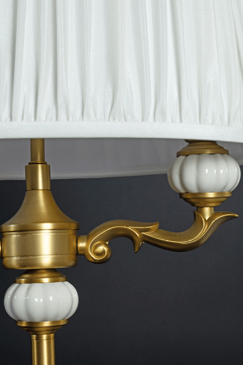 Toulouse 55cm Or lampe de table De Aneta Lighting - La lampe de table Toulouse s&eacute;duit par son design classique et &eacute;l&eacute;gant, rehauss&eacute; de d&eacute;tails d&eacute;coratifs et d'une finition dor&eacute;e raffin&eacute;e.