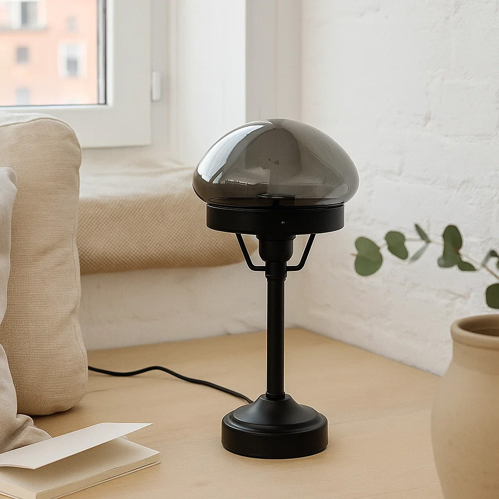 Jas 30cm Noir lampe de table De Lampan - La lampe est fournie avec un c&acirc;ble en plastique noir de 1,5 m de long, &eacute;quip&eacute; d'un interrupteur et d'une prise.