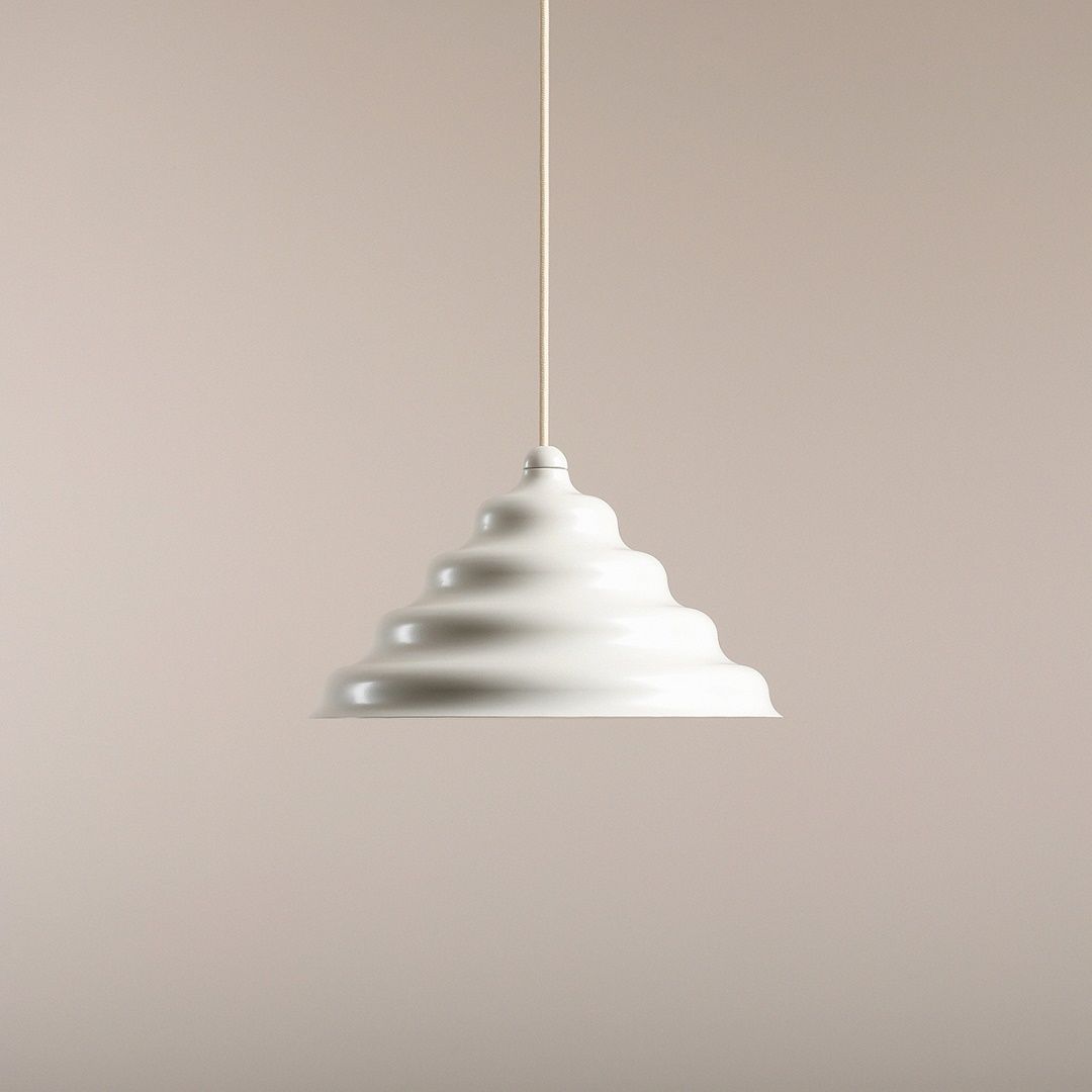 Wave Ø30 Blanc crémeux suspension De Artera - Wave est une suspension moderne au design rétro, ce qui en fait une lumière polyvalente qui s'intègre dans n'importe quelle maison.