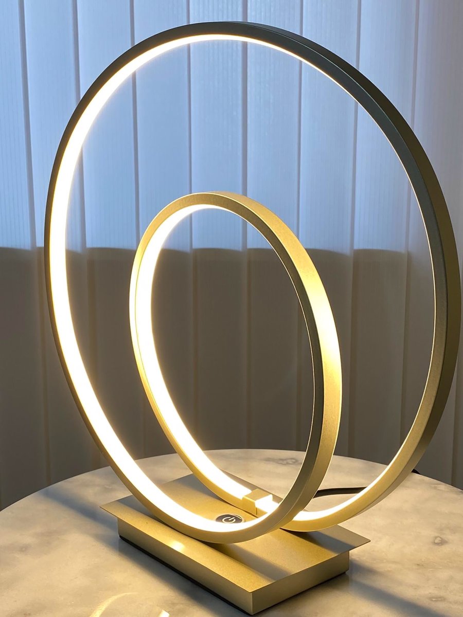 Loop 37cm Champagne lampe de table De Aneta Lighting - LED 14W intégrée, dimmable via un variateur à 3 niveaux sur la base de la lampe.