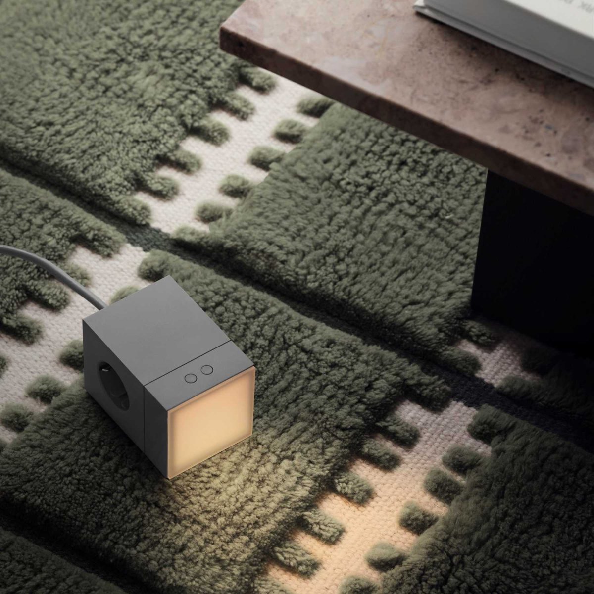 LAMP 1 - EU Gris De Avolt - Cette petite lampe pratique se branche directement sur une prise murale standard de 230 V et est id&eacute;ale comme veilleuse ou lampe d'ambiance dans les couloirs, les chambres ou toute pi&egrave;ce o&ugrave; vous souhaitez un &eacute;clairage doux.
