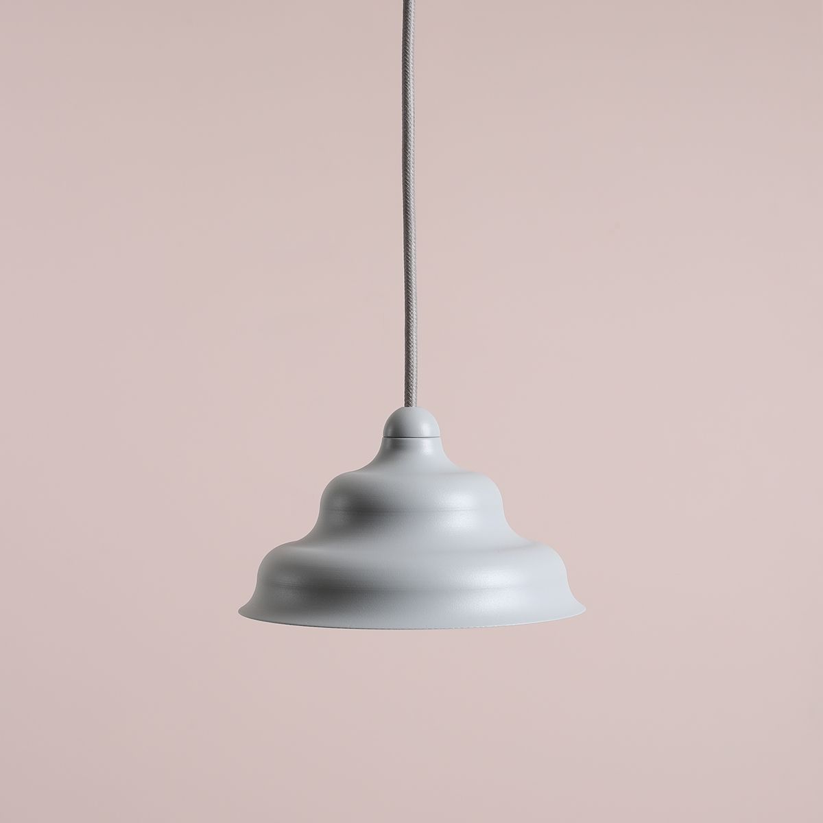 Wave Ø17 Bleu suspension De Artera - Wave est une suspension moderne au design rétro, ce qui en fait une lumière polyvalente qui s'intègre dans n'importe quelle maison.