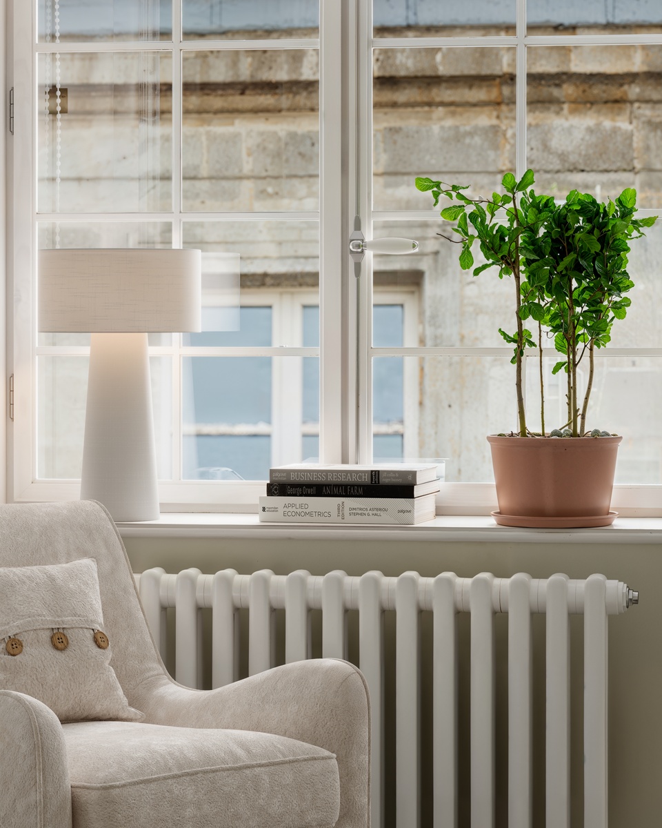 Linum 50cm Blanc lampe de table De By Rydéns - Linum est une lampe de table &eacute;l&eacute;gante et d&eacute;corative en lin blanc, qui apporte une touche de douceur et d'harmonie &agrave; votre int&eacute;rieur.