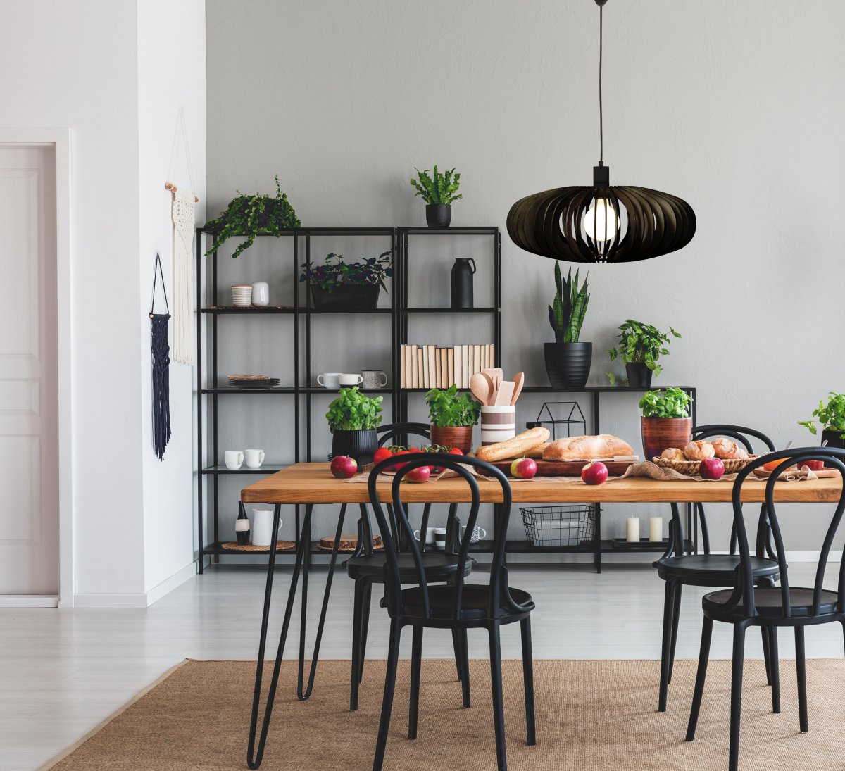Arcos Ø50 Noir suspension De Aneta Lighting - L'élégant plafonnier Arcos est composé de lattes de contreplaqué de forme légèrement arrondie, qui créent un magnifique jeu d'ombre et de lumière.