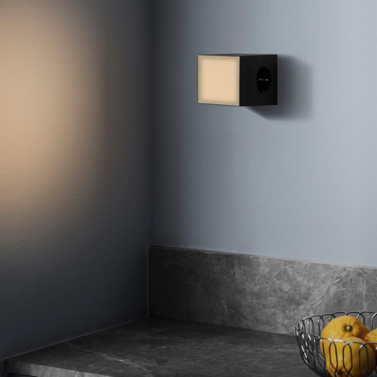 LAMP 1 - EU Noir De Avolt - Cette petite lampe pratique se branche directement sur une prise murale standard de 230 V et est idéale comme veilleuse ou lampe d'ambiance dans les couloirs, les chambres ou toute pièce où vous souhaitez un éclairage doux.