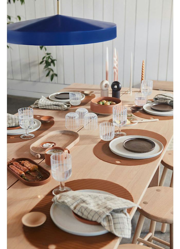 Hatto Ø65 Bleu suspension De OYOY - Son abat-jour en forme de chapeau, inspir&eacute; du mot japonais &laquo;&nbsp;hatto&nbsp;&raquo;, lui conf&egrave;re un style moderne qui s'int&egrave;gre parfaitement &agrave; tous les int&eacute;rieurs.