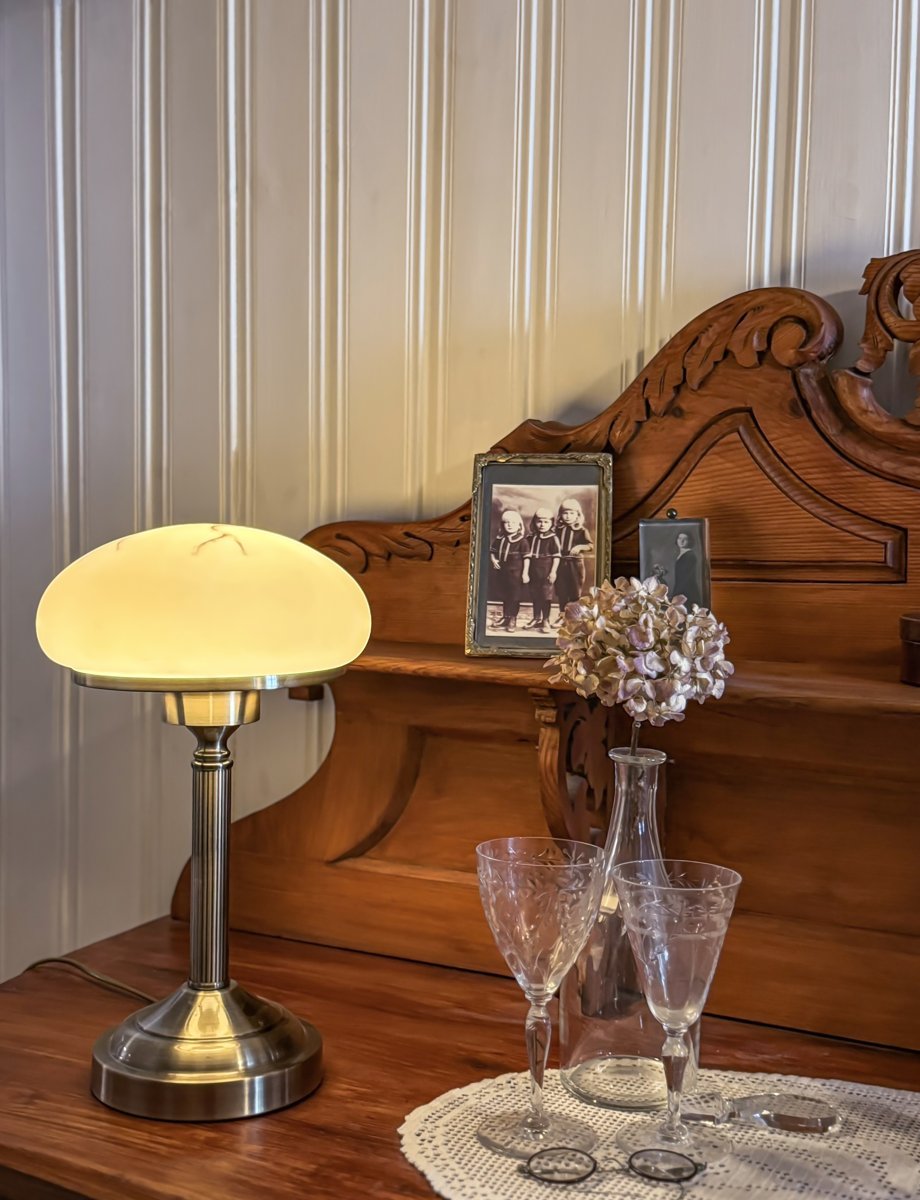 August 38cm Laiton antique lampe de table De Aneta Lighting - Dot&eacute;e d'une base en m&eacute;tal couleur antique et d'un magnifique abat-jour en verre beige marbr&eacute;, August diffuse une lumi&egrave;re douce et agr&eacute;able et s'int&egrave;gre parfaitement sur un buffet ou une fen&ecirc;tre.