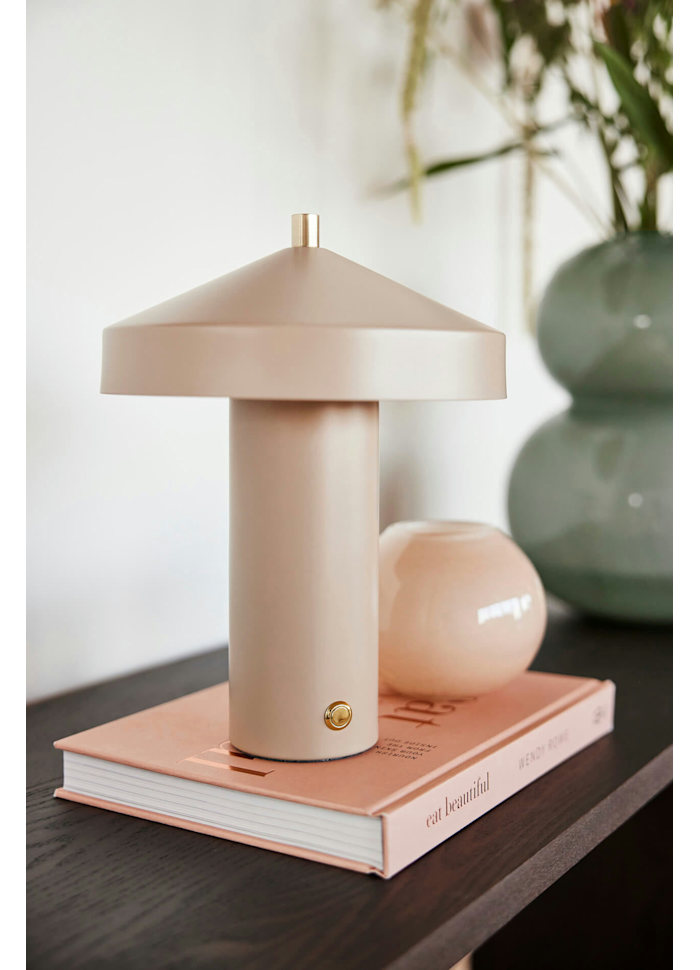 Hatto 25cm Beige portable De OYOY - Dot&eacute;e de trois niveaux de gradation et d'une LED &eacute;co&eacute;nerg&eacute;tique, elle offre une lumi&egrave;re agr&eacute;able et personnalisable pour r&eacute;pondre &agrave; tous vos besoins.