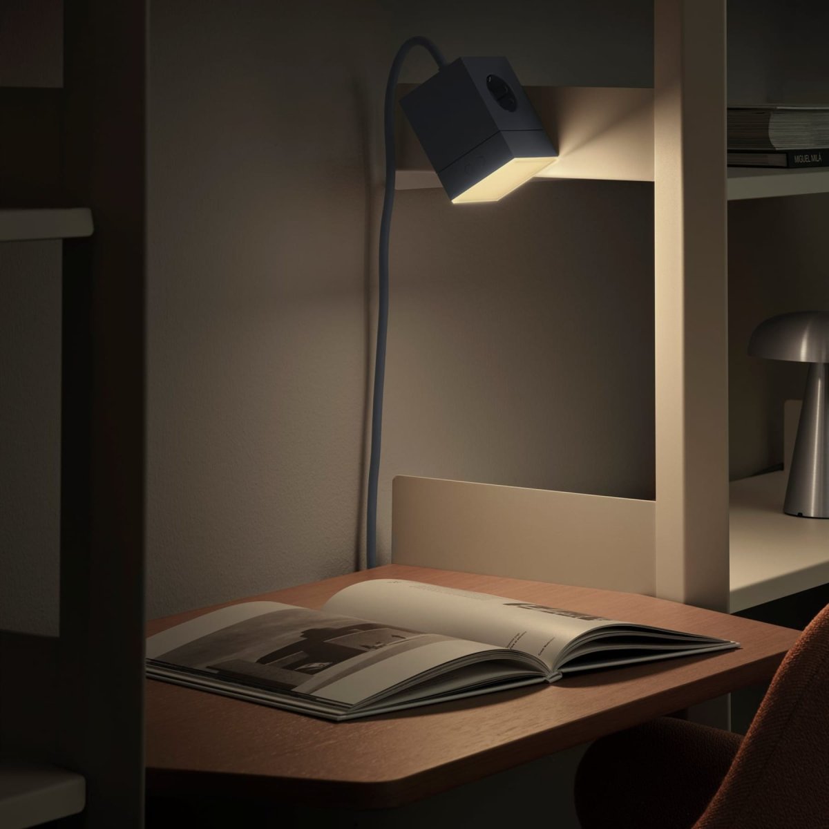 LAMP 1 - EU Bleu De Avolt - Cette petite lampe pratique se branche directement sur une prise murale standard de 230 V et est id&eacute;ale comme veilleuse ou lampe d'ambiance dans les couloirs, les chambres ou toute pi&egrave;ce o&ugrave; vous souhaitez un &eacute;clairage doux.