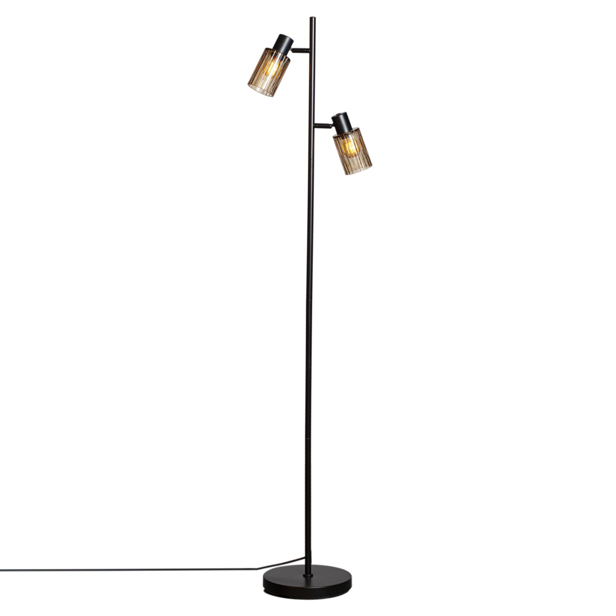 Kiera 2 Noir/ambre lampadaire De Cottex - La structure en m&eacute;tal noir mat offre un contraste &eacute;l&eacute;gant avec le verre ambr&eacute;, faisant de Kiera un &eacute;l&eacute;ment d&eacute;coratif central dans n'importe quelle pi&egrave;ce.