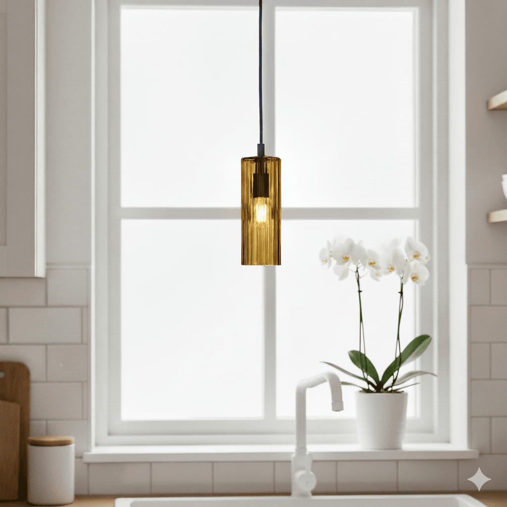 Kiera Ø7 Ambre lampe de fenêtre De Cottex - Kiera est une &eacute;l&eacute;gante lampe de fen&ecirc;tre en verre ambr&eacute; c&ocirc;tel&eacute; qui diffuse une lumi&egrave;re douce et chaleureuse.