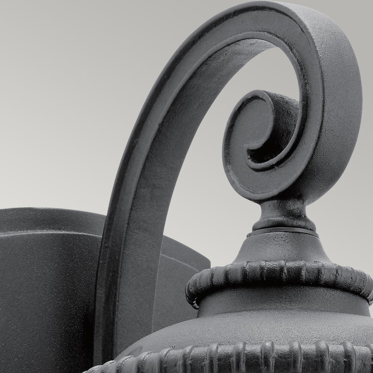 Admirals Cove Noir lampe d’extérieur De Elstead Lighting - Cela garantit un traitement de surface durable et esthétique en noir texturé.